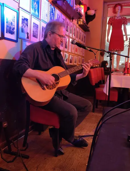 Pan Salmenhaara spielt Gitarre in der Dicken Paula