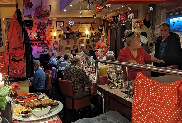 Gut besuchter Veranstaltungsabend im Kulturrestaurant Dicke Paula in Berlin-Tegel