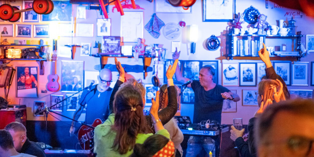 Zig-Zag spielt live vor Gästen bei einem stimmungsvollen Veranstaltungsabend in der Dicken Paula.